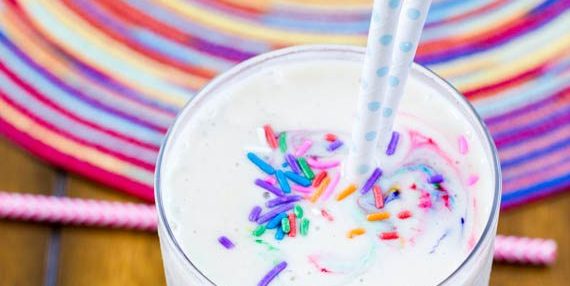 Молочный коктейль с цветным драже