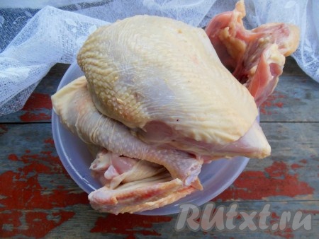 Разделите курицу на кусочки, снимите шкуру и мякоть с костей. Мякоть с куриной грудки отложите отдельно. Кости можно использовать для приготовления первого блюда.
